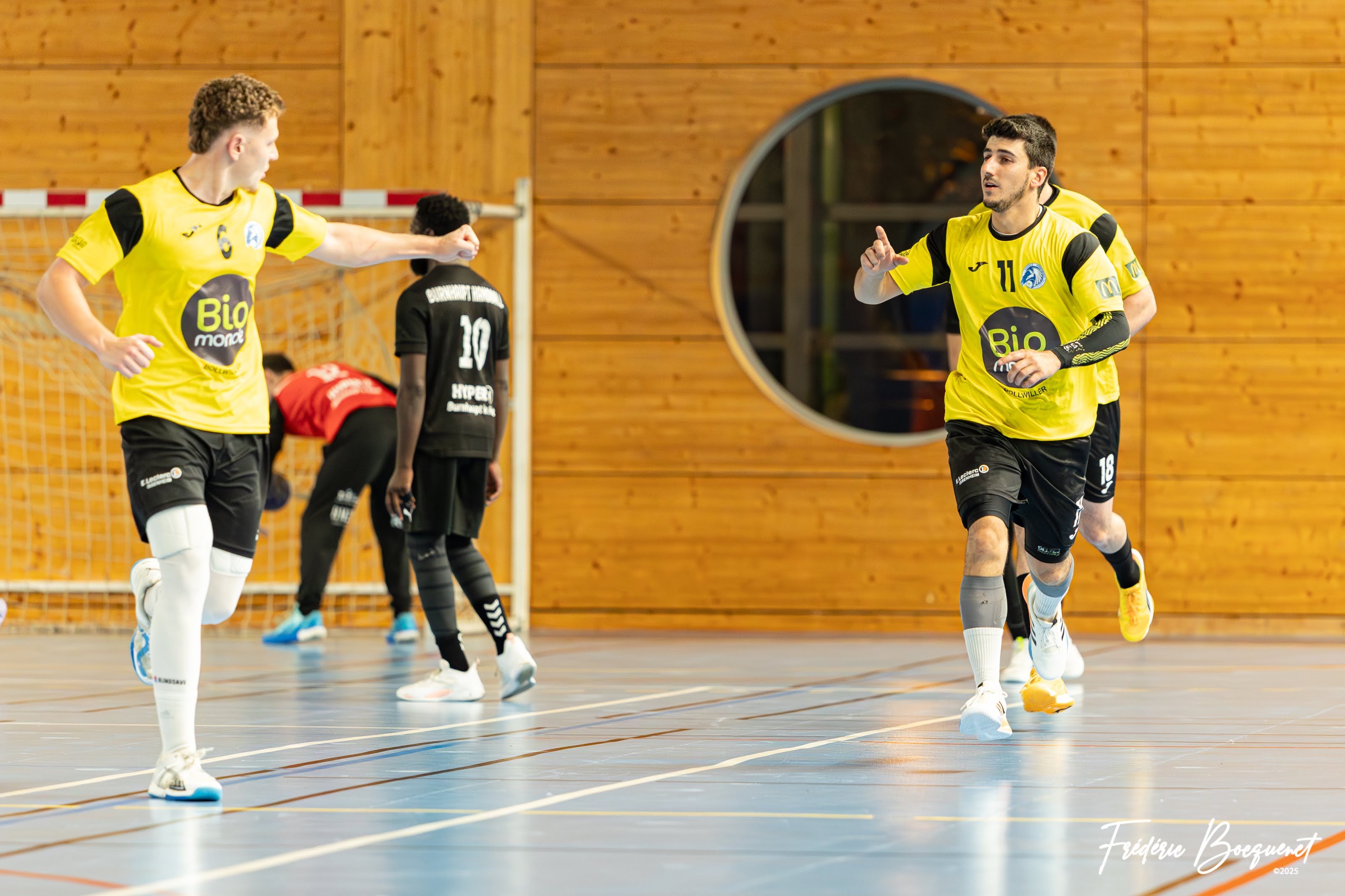 Joueurs du Soultz Handball en pleine phase de jeu