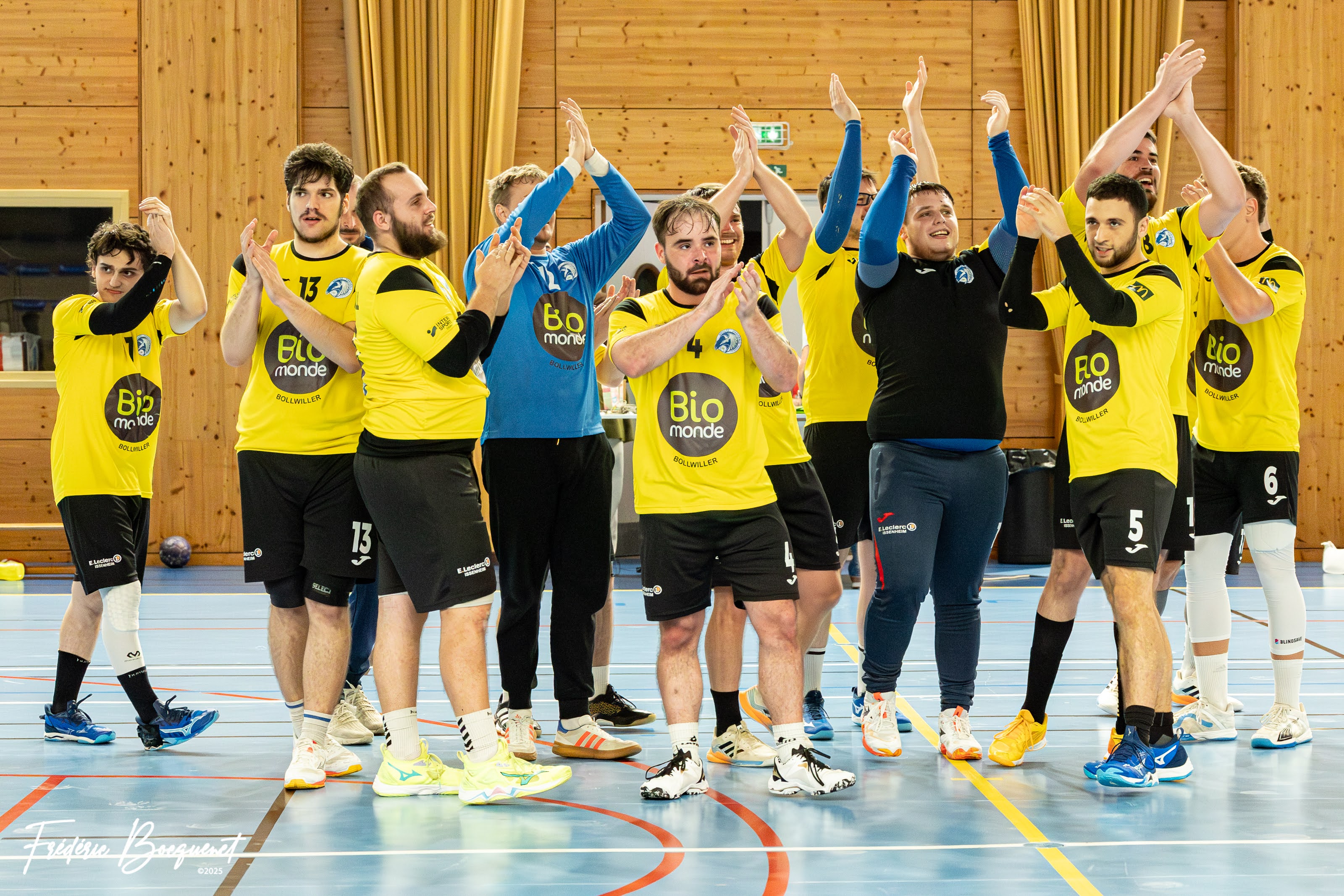 Joueurs du Soultz Handball applaudissant le public à la fin du match