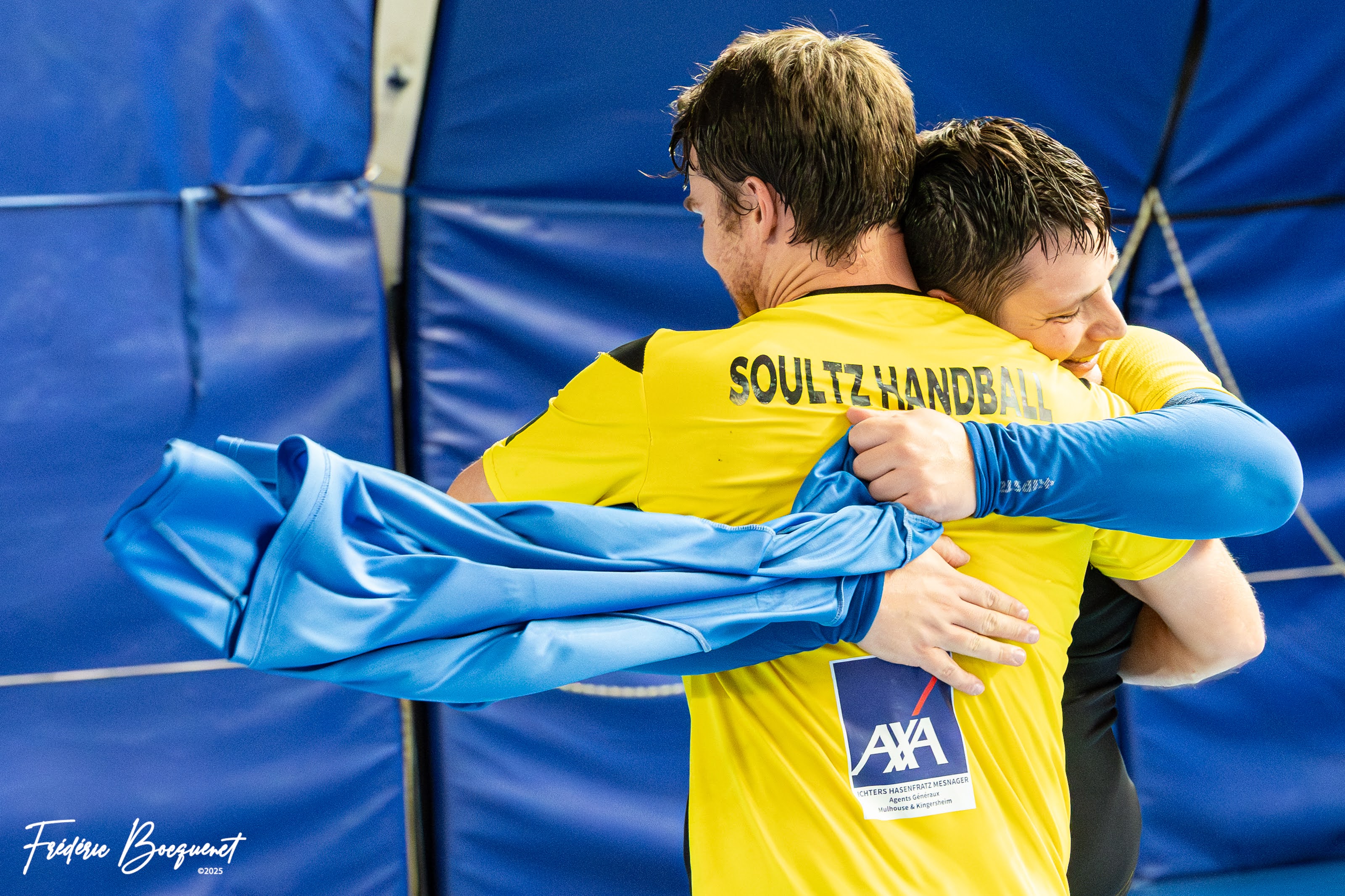 Deux joueurs du Soultz Handball s’étreignant après la rencontre